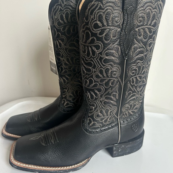 NWT- Ariat Women’s Black Round Up Remuda Wide Square Toe Western Boot Size 7.0B - Picture 2 of 10